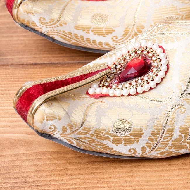 男性用宮廷靴 - モジャリレッド×ホワイト 2 - つま先部分をアップにしてみました。インドらしいデザインが可愛いです。