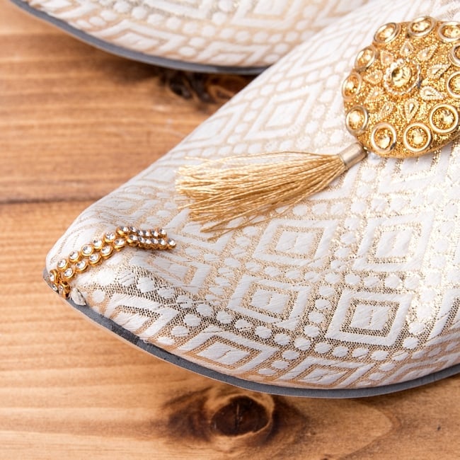 男性用宮廷靴 - モジャリホワイト 2 - つま先部分をアップにしてみました。インドらしいデザインが可愛いです。