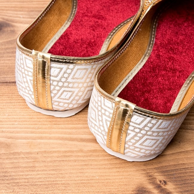 男性用宮廷靴 - モジャリホワイト 5 - かかと部分の様子です。