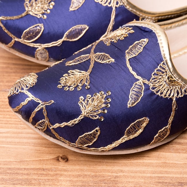 男性用宮廷靴 - モジャリブルー 2 - つま先部分をアップにしてみました。インドらしいデザインが可愛いです。