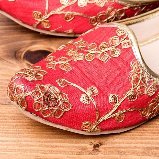 男性用宮廷靴 - モジャリレッド 2 - つま先部分をアップにしてみました。インドらしいデザインが可愛いです。