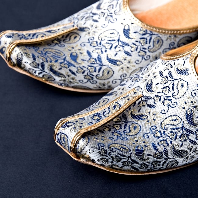 男性用宮廷靴 - モジャリブルー×ホワイト 2 - つま先部分をアップにしてみました。インドらしいデザインが可愛いです。
