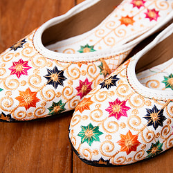 ゴージャス刺繍のマハラニフラットシューズ - サブ3