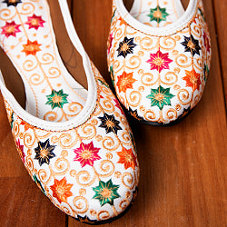 ゴージャス刺繍のマハラニフラットシューズ - サブ4