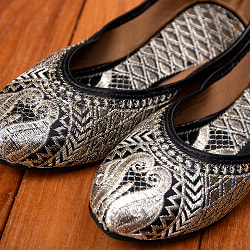 ゴージャス刺繍のマハラニフラットシューズ - サブ3