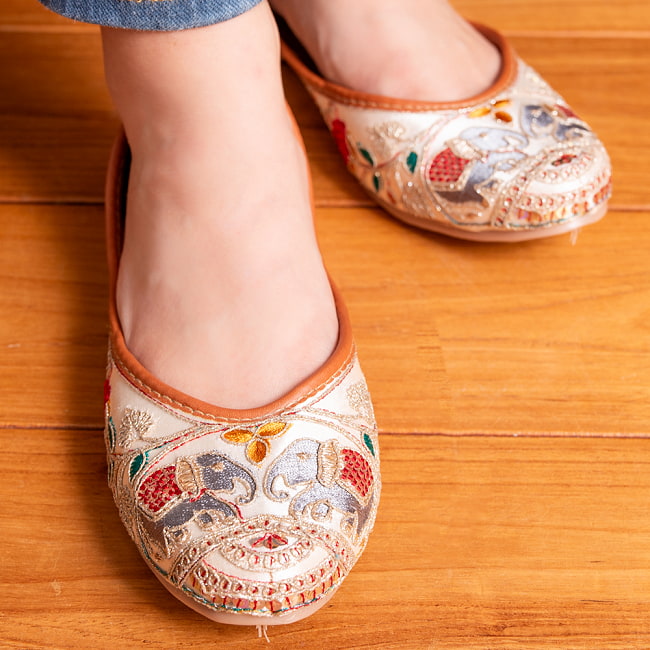 ゴージャス刺繍のマハラニフラットシューズ 10 - 実際に履いてみました。カジュアルな服とも相性◎