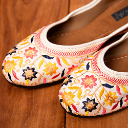 ゴージャス刺繍のマハラニフラットシューズ - サブ3