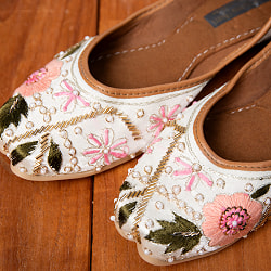 ゴージャス刺繍のマハラニフラットシューズ - サブ3