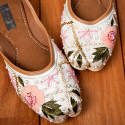 ゴージャス刺繍のマハラニフラットシューズ - サブ4