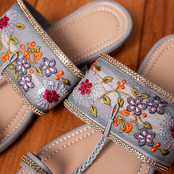 チャッパルと呼ばれるゴージャス刺繍のサンダル - パープル - サブ3