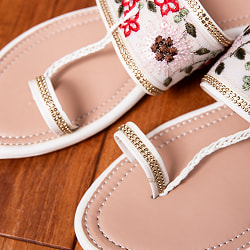 チャッパルと呼ばれるゴージャス刺繍のサンダル - ホワイト - サブ4