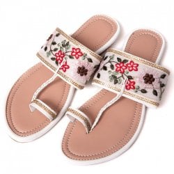 チャッパルと呼ばれるゴージャス刺繍のサンダル - ホワイト