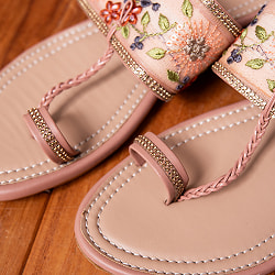チャッパルと呼ばれるゴージャス刺繍のサンダル - サーモンピンク - サブ4