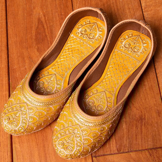 ゴージャス刺繍のマハラニフラットシューズ 2 - 全体写真です