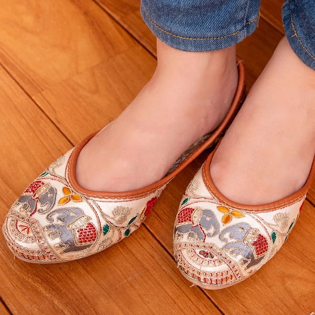 ゴージャス刺繍のマハラニフラットシューズ 10 - 類似デザインを実際に履いてみました。カジュアルな服とも相性◎
