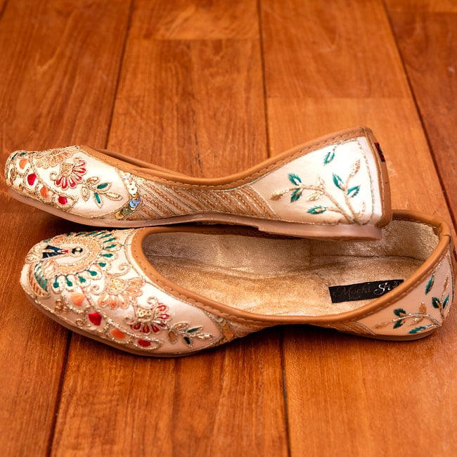 ゴージャス刺繍のマハラニフラットシューズ 5 - 横からの写真です