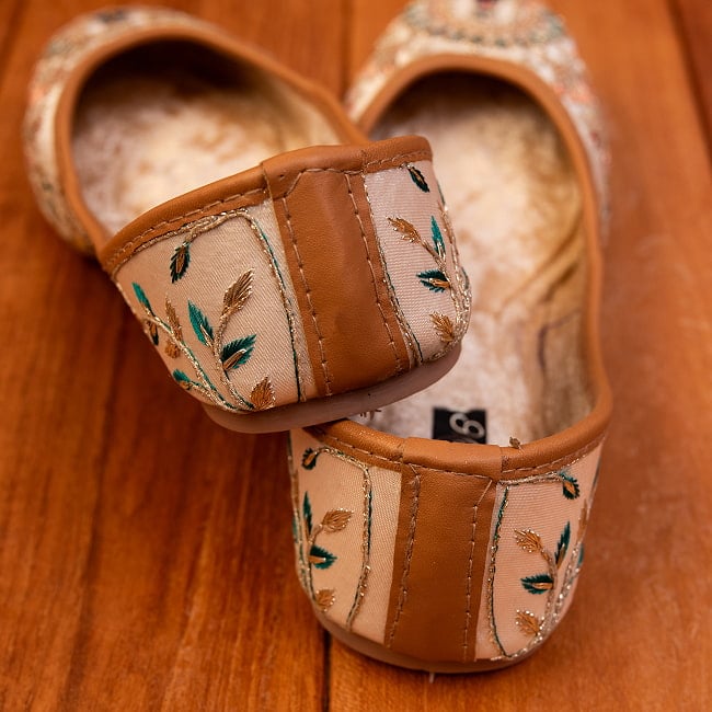 ゴージャス刺繍のマハラニフラットシューズ 6 - かかと部分です