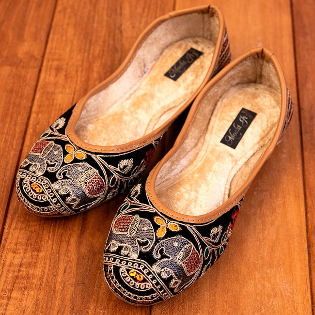 ゴージャス刺繍のマハラニフラットシューズ 2 - 全体写真です