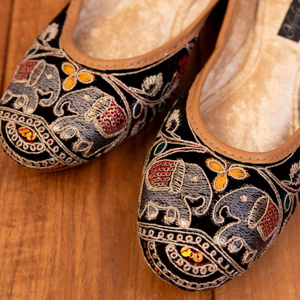 ゴージャス刺繍のマハラニフラットシューズ2枚目の説明写真です