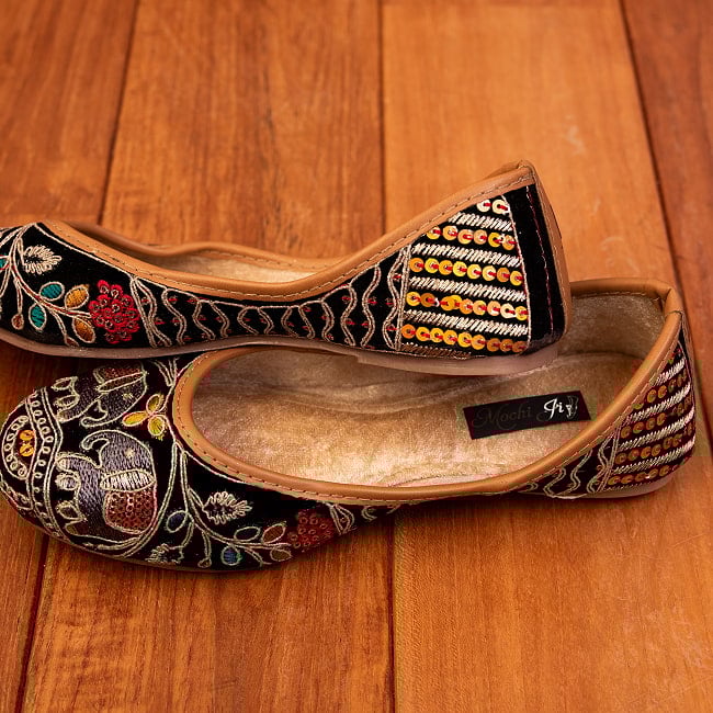 ゴージャス刺繍のマハラニフラットシューズ 5 - 横からの写真です