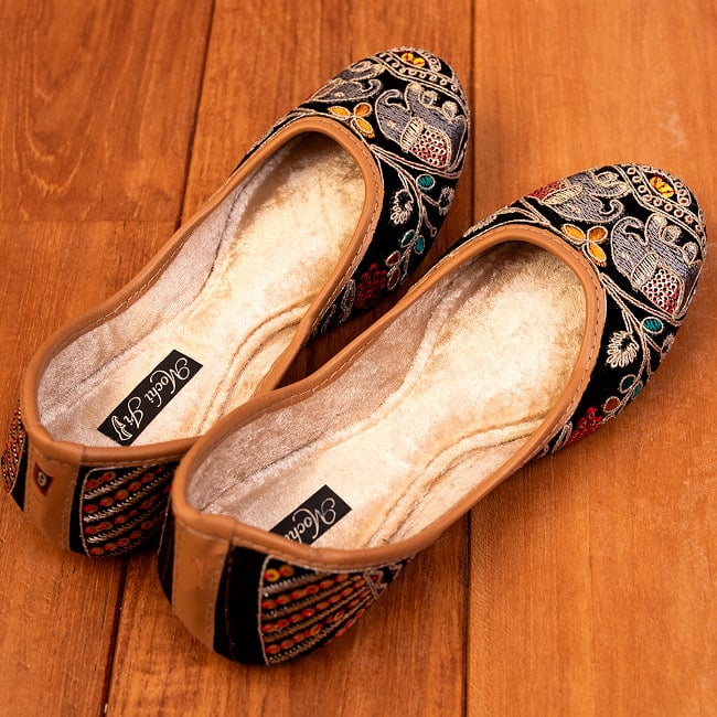 ゴージャス刺繍のマハラニフラットシューズ 7 - 上からの写真です