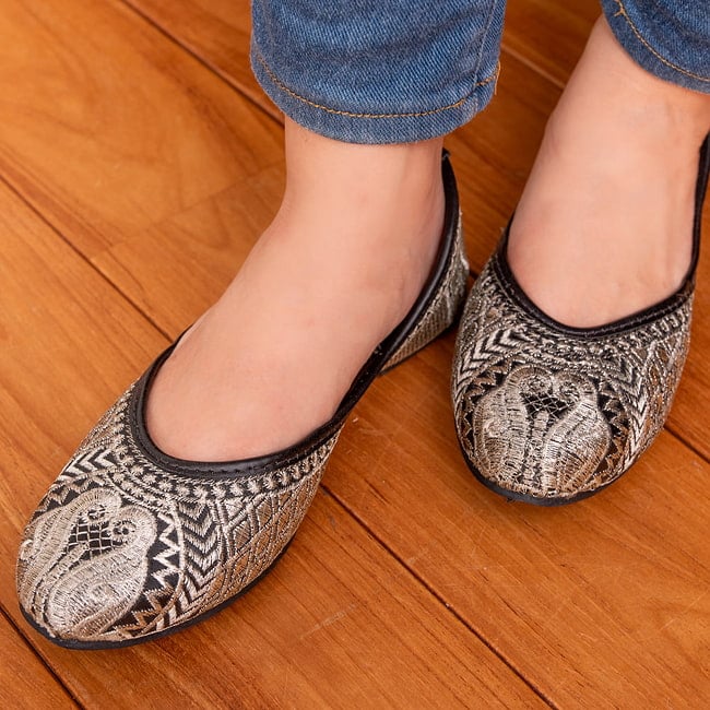 ゴージャス刺繍のマハラニフラットシューズ 10 - 類似デザインを実際に履いてみました。カジュアルな服とも相性◎