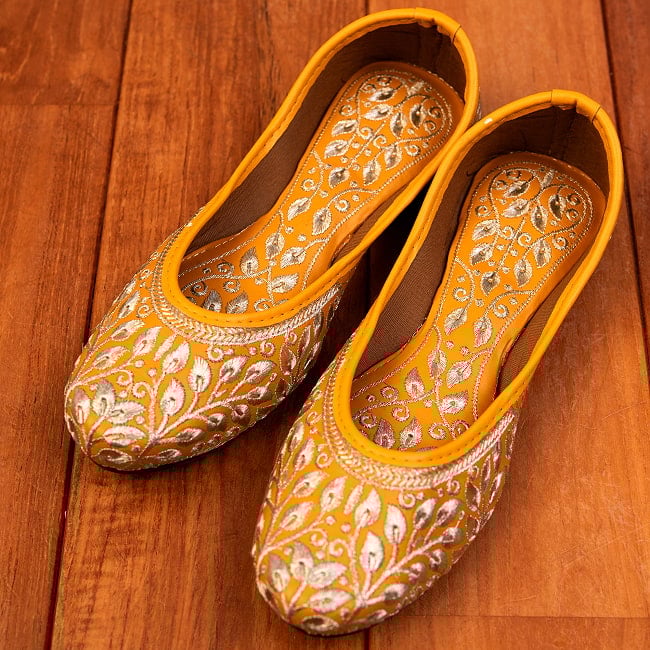 ゴージャス刺繍のマハラニフラットシューズ 2 - 全体写真です