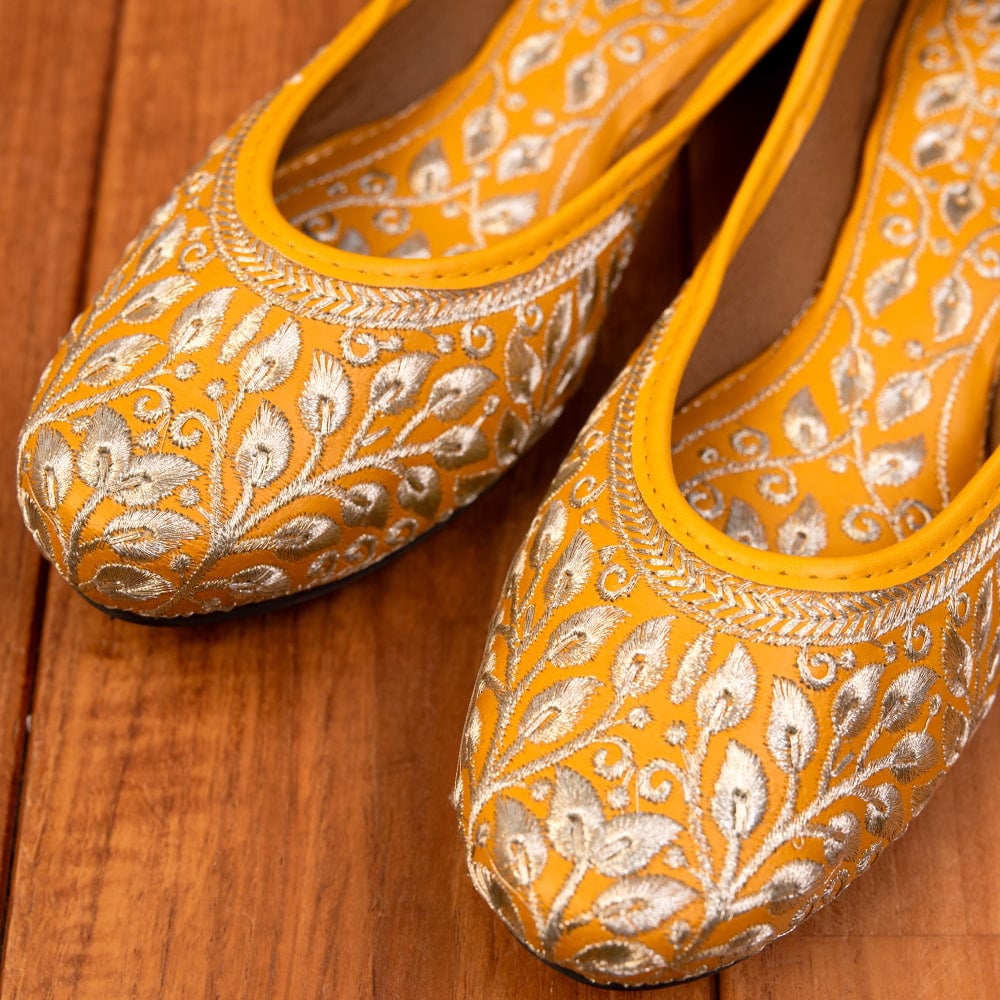 ゴージャス刺繍のマハラニフラットシューズ2枚目の説明写真です