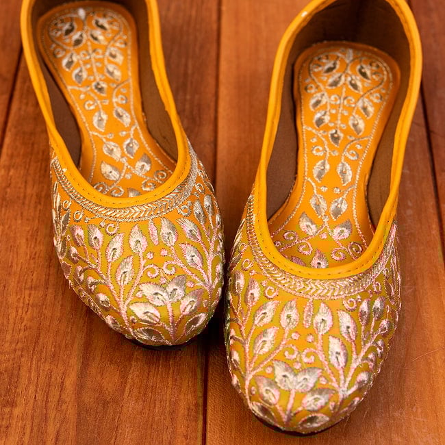 ゴージャス刺繍のマハラニフラットシューズ 4 - 別の角度から