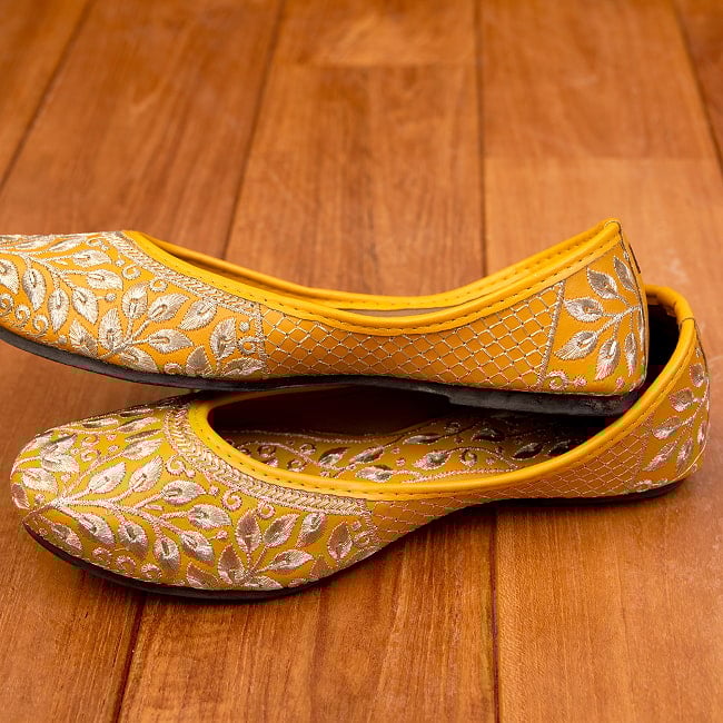 ゴージャス刺繍のマハラニフラットシューズ 5 - 横からの写真です
