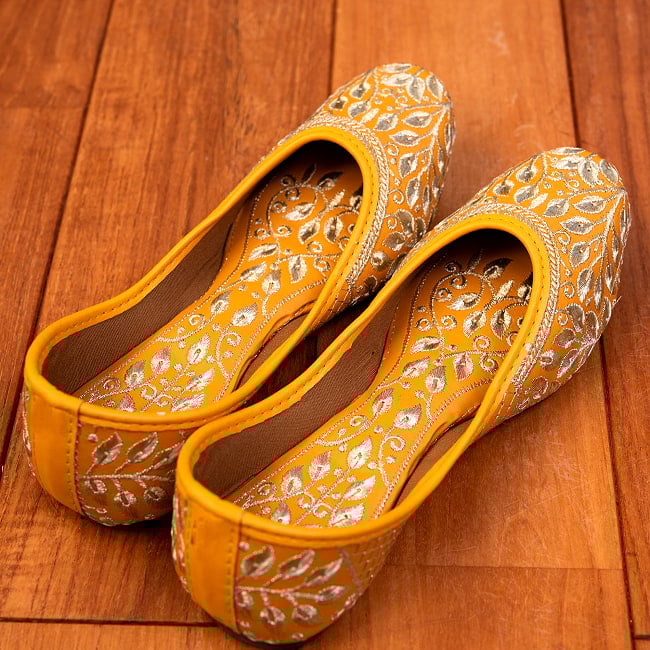 ゴージャス刺繍のマハラニフラットシューズ 7 - 上からの写真です