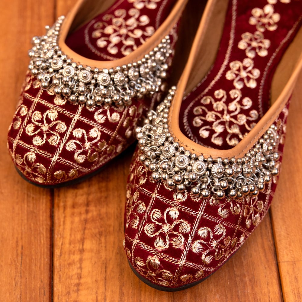 ゴージャス刺繍のマハラニフラットシューズ2枚目の説明写真です