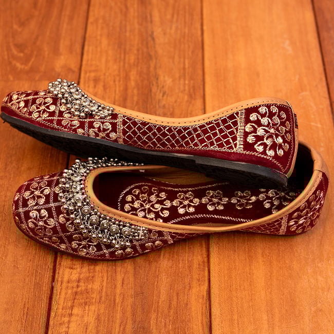 ゴージャス刺繍のマハラニフラットシューズ 5 - 横からの写真です