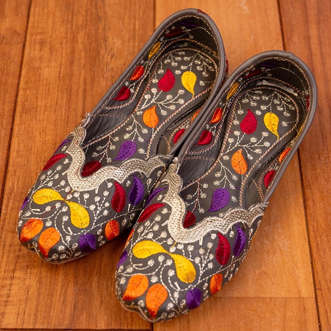 ゴージャス刺繍のマハラニフラットシューズ 2 - 全体写真です