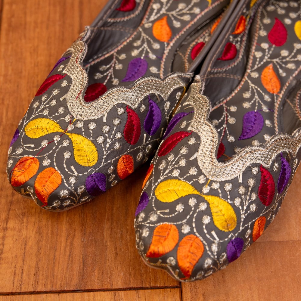 ゴージャス刺繍のマハラニフラットシューズ2枚目の説明写真です