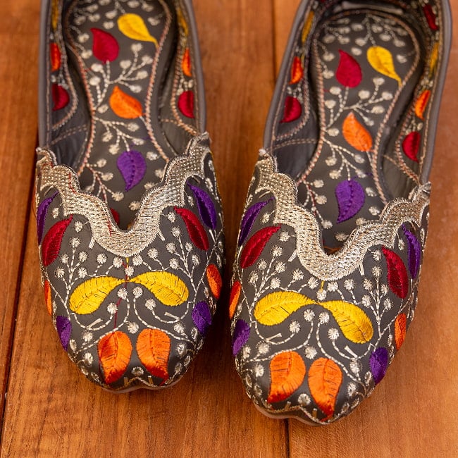 ゴージャス刺繍のマハラニフラットシューズ 4 - 別の角度から