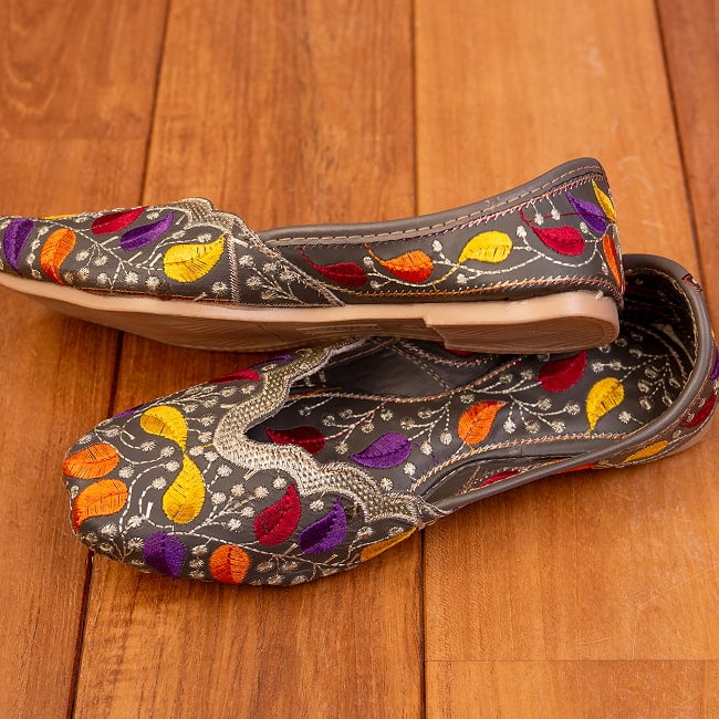 ゴージャス刺繍のマハラニフラットシューズ 5 - 横からの写真です