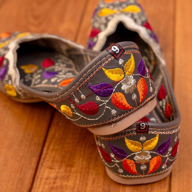 ゴージャス刺繍のマハラニフラットシューズ 6 - かかと部分です