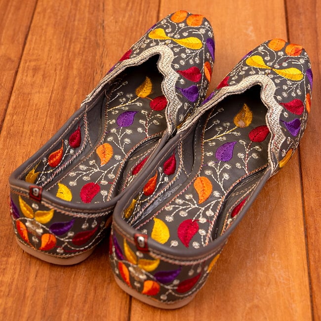 ゴージャス刺繍のマハラニフラットシューズ 7 - 上からの写真です