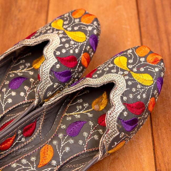 ゴージャス刺繍のマハラニフラットシューズ 8 - とても綺麗な装飾