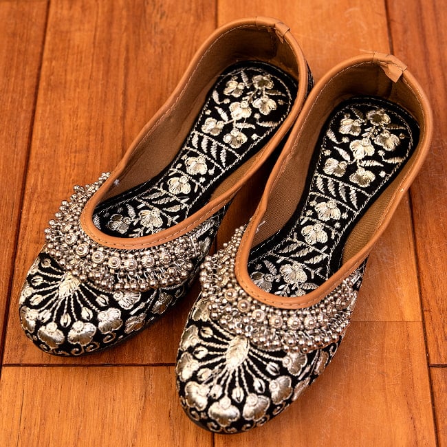 ゴージャス刺繍のマハラニフラットシューズ 2 - 全体写真です