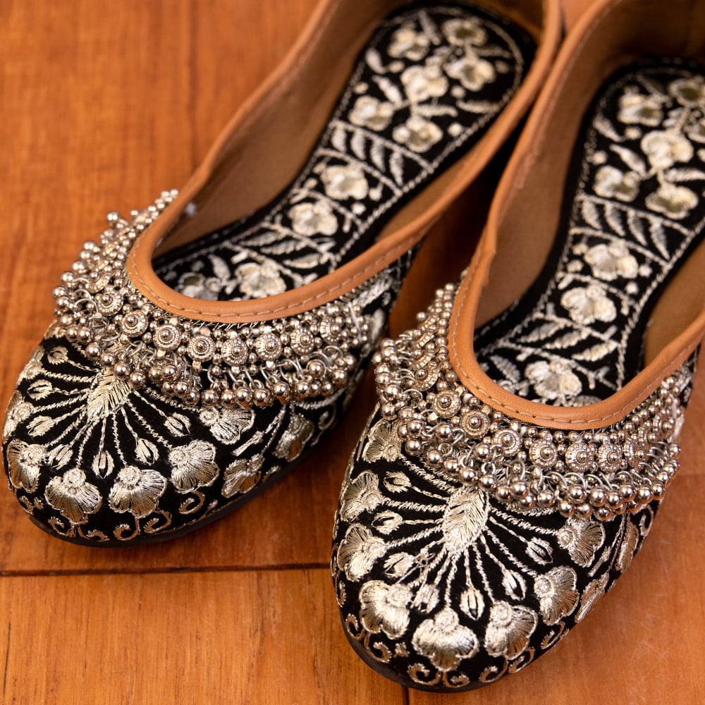 ゴージャス刺繍のマハラニフラットシューズ2枚目の説明写真です
