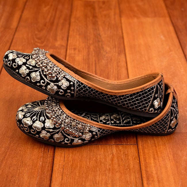 ゴージャス刺繍のマハラニフラットシューズ 5 - 横からの写真です