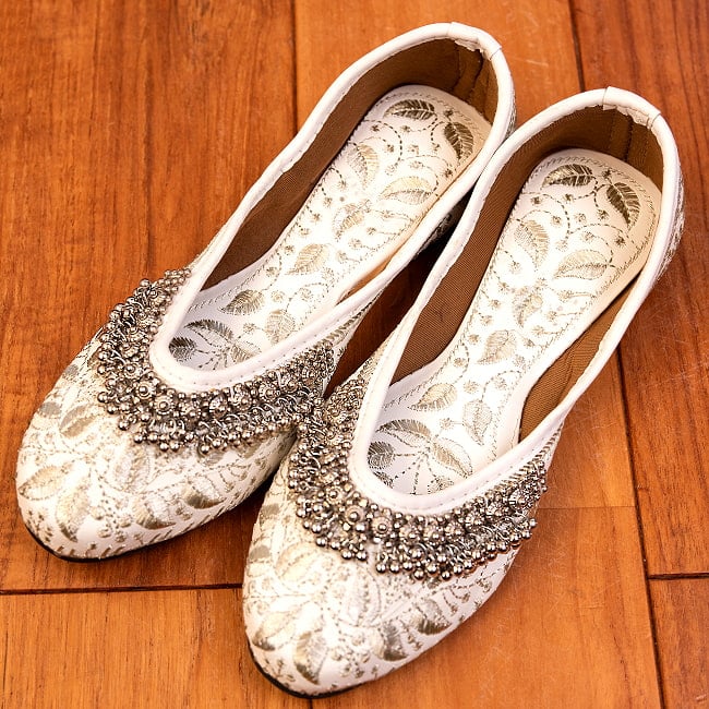 ゴージャス刺繍のマハラニフラットシューズ 2 - 全体写真です