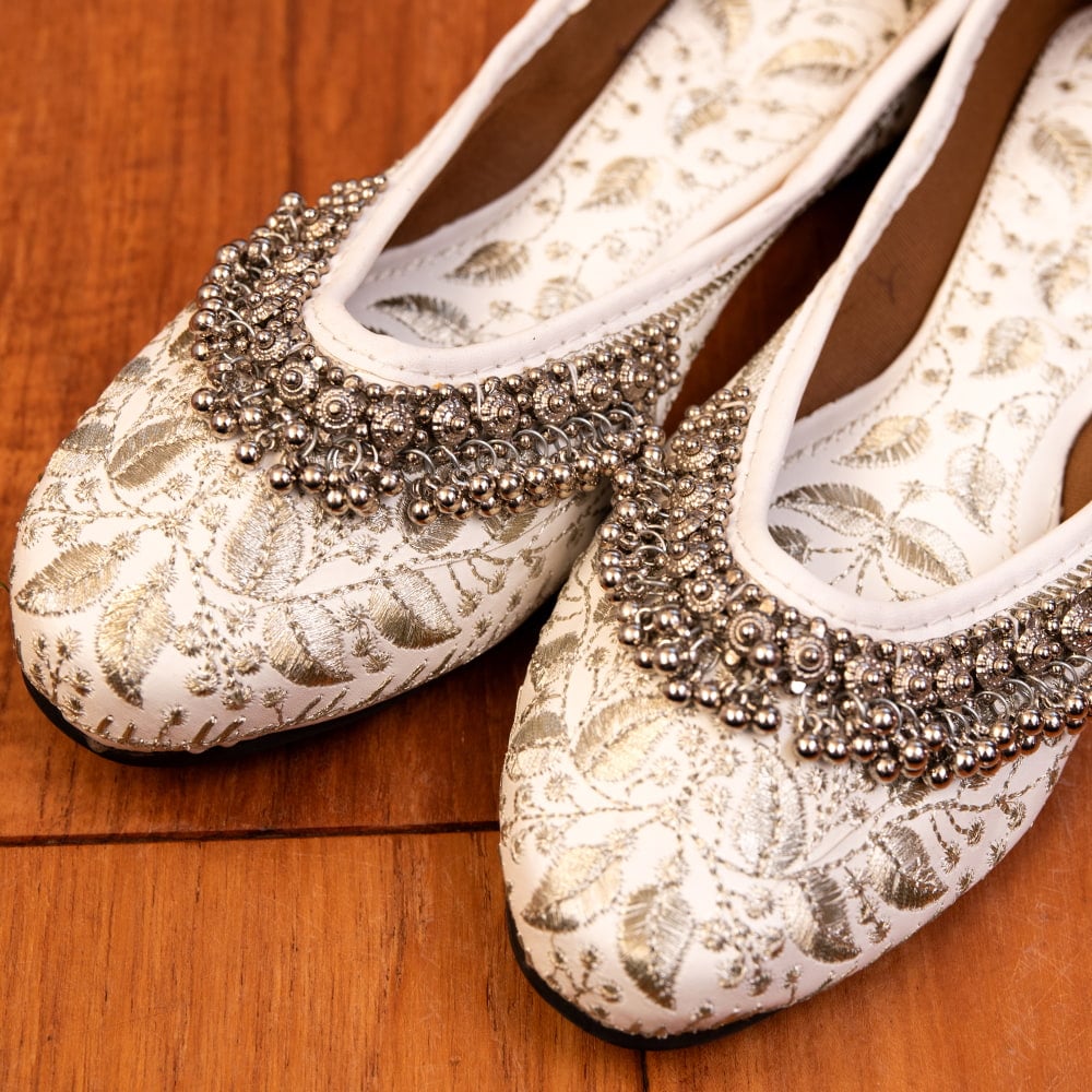 ゴージャス刺繍のマハラニフラットシューズ2枚目の説明写真です