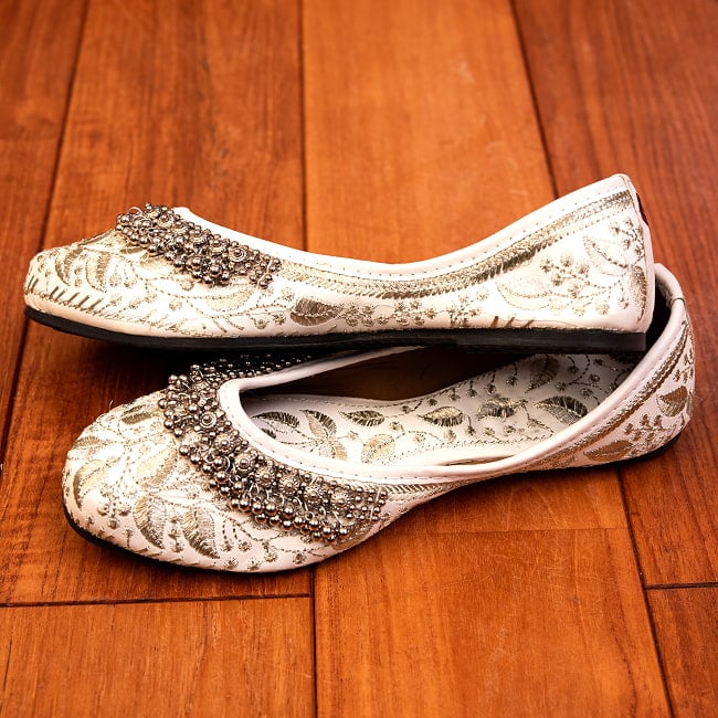 ゴージャス刺繍のマハラニフラットシューズ 5 - 横からの写真です