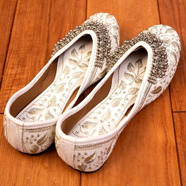 ゴージャス刺繍のマハラニフラットシューズ 7 - 上からの写真です