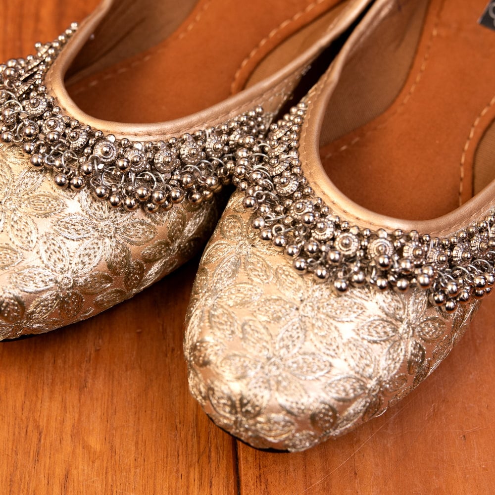 ゴージャス刺繍のマハラニフラットシューズ2枚目の説明写真です