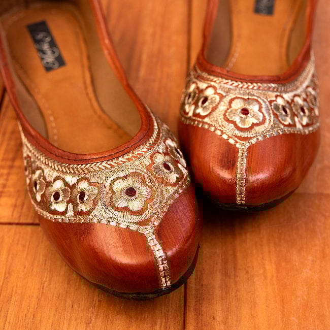 ゴージャス刺繍のマハラニフラットシューズ 4 - 別の角度から