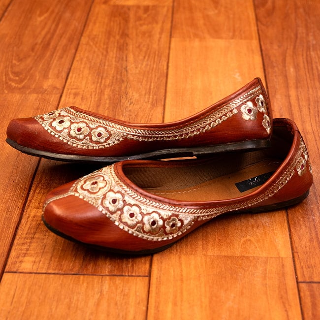 ゴージャス刺繍のマハラニフラットシューズ 5 - 横からの写真です